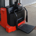 Фото 19 - Самоходный Штабелер с Платформой для Оператора BX-4520 OXLIFT 4,5 м 2000 кг.