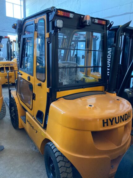 Фото 4 - Вилочный погрузчик Hyundai 30LE-7.